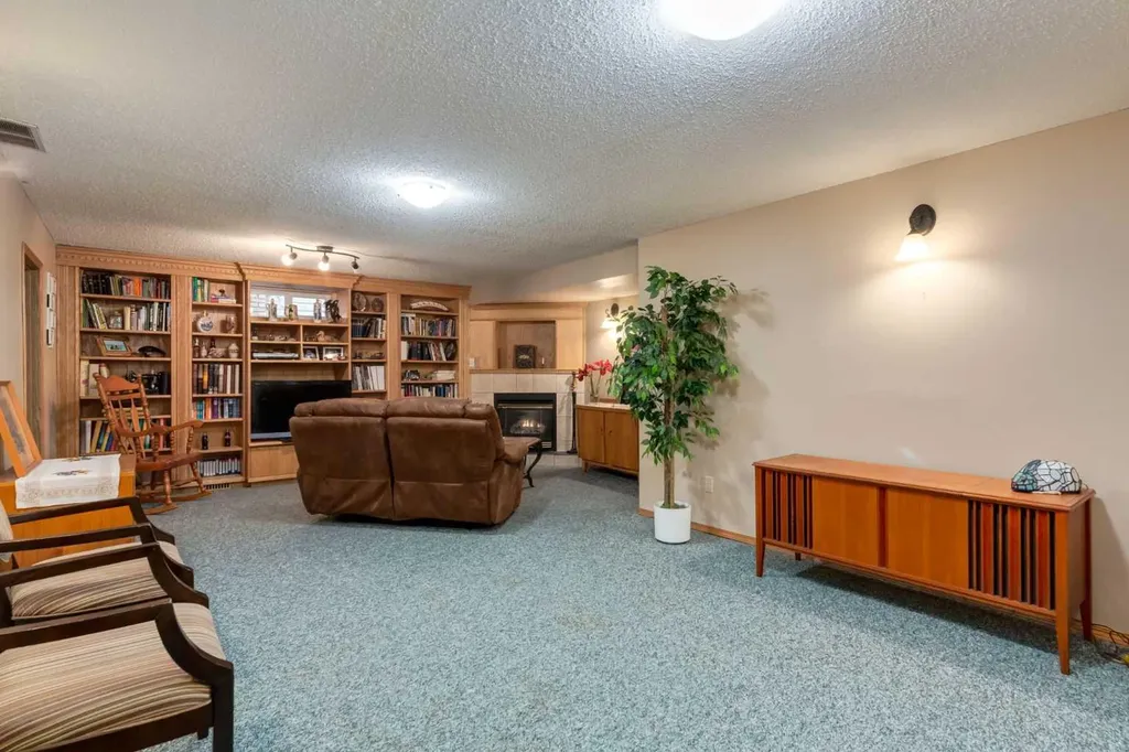 120 Silverthorn Way NW Calgary AB T3B 4K3