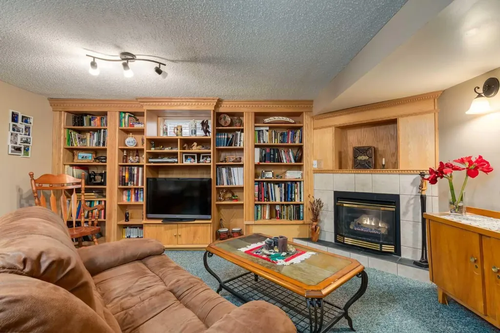 120 Silverthorn Way NW Calgary AB T3B 4K3