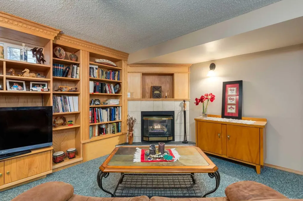 120 Silverthorn Way NW Calgary AB T3B 4K3