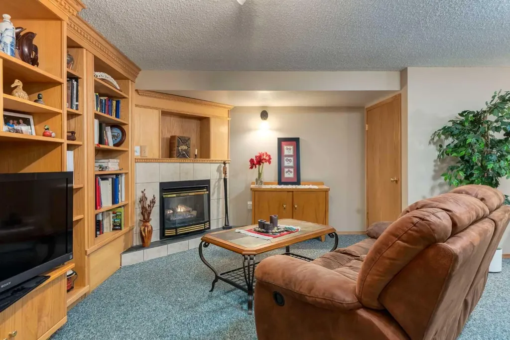 120 Silverthorn Way NW Calgary AB T3B 4K3