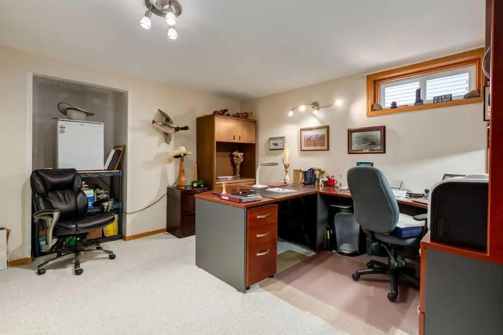 120 Silverthorn Way NW Calgary AB T3B 4K3