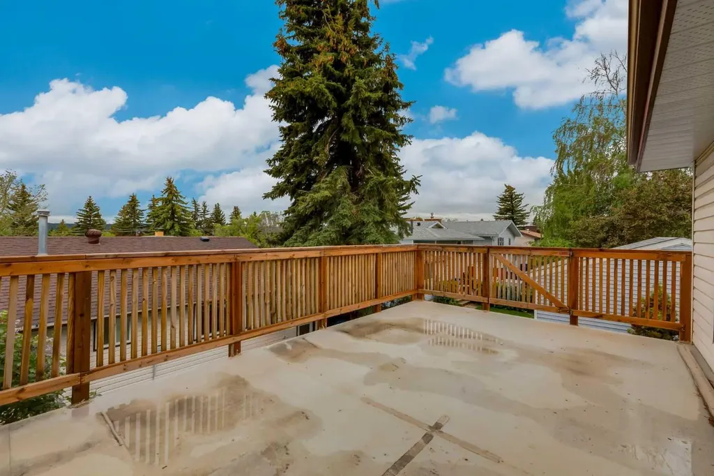 120 Silverthorn Way NW Calgary AB T3B 4K3