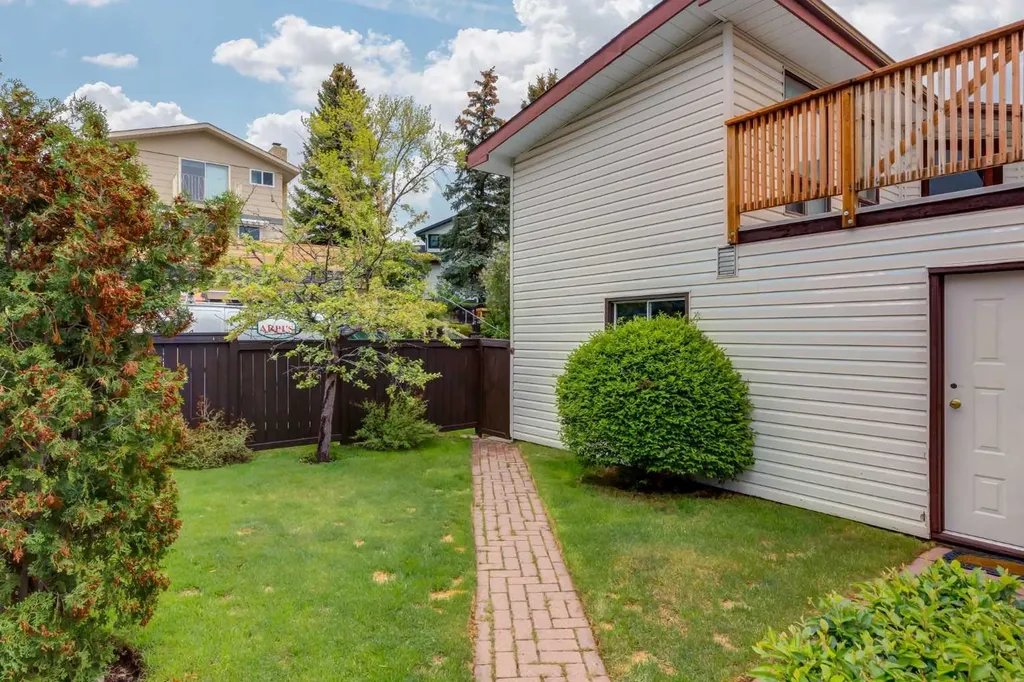 120 Silverthorn Way NW Calgary AB T3B 4K3