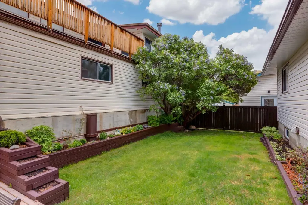 120 Silverthorn Way NW Calgary AB T3B 4K3
