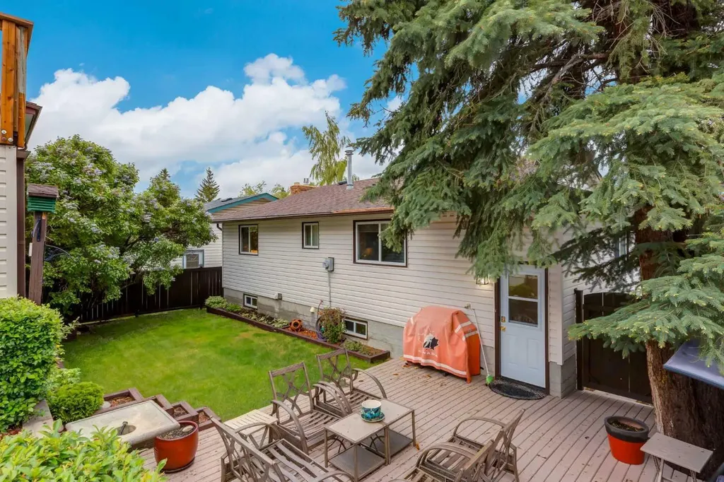 120 Silverthorn Way NW Calgary AB T3B 4K3