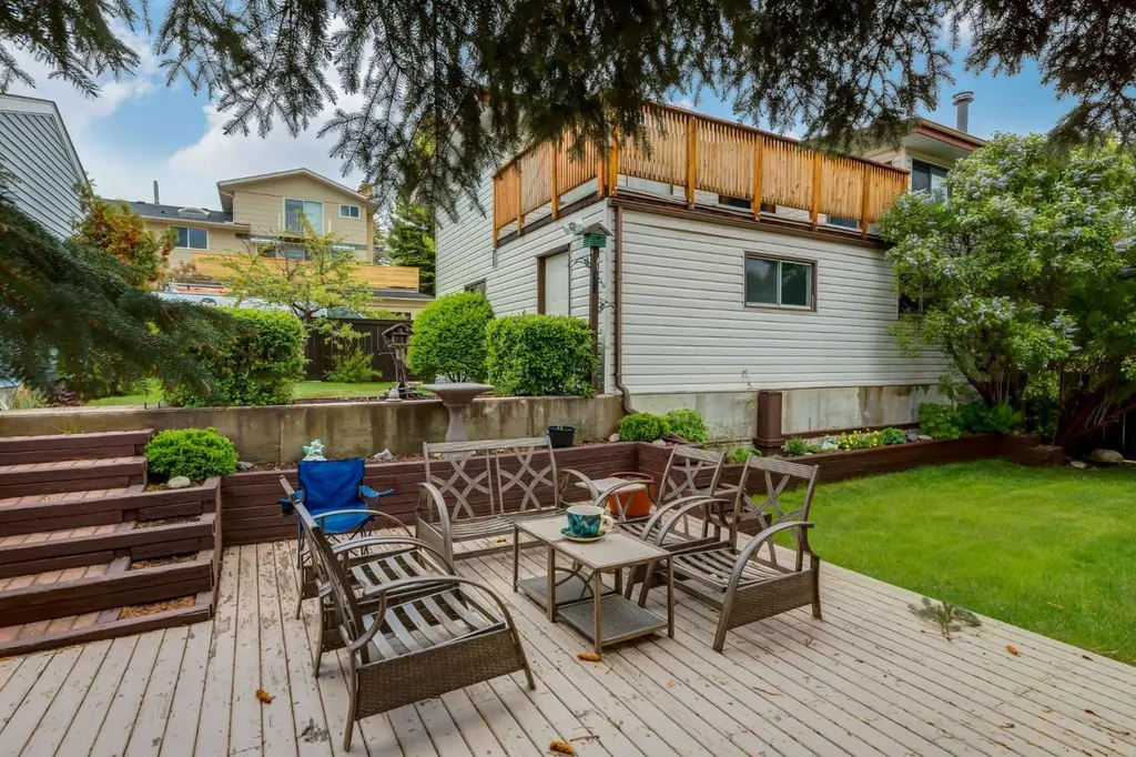 120 Silverthorn Way NW Calgary AB T3B 4K3