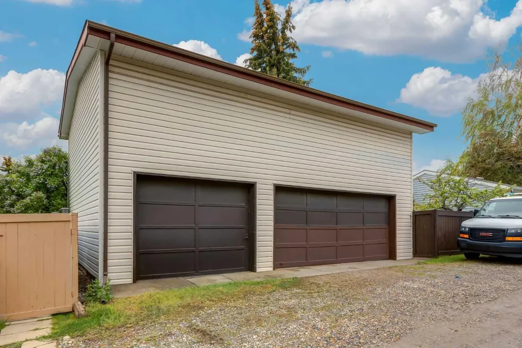 120 Silverthorn Way NW Calgary AB T3B 4K3
