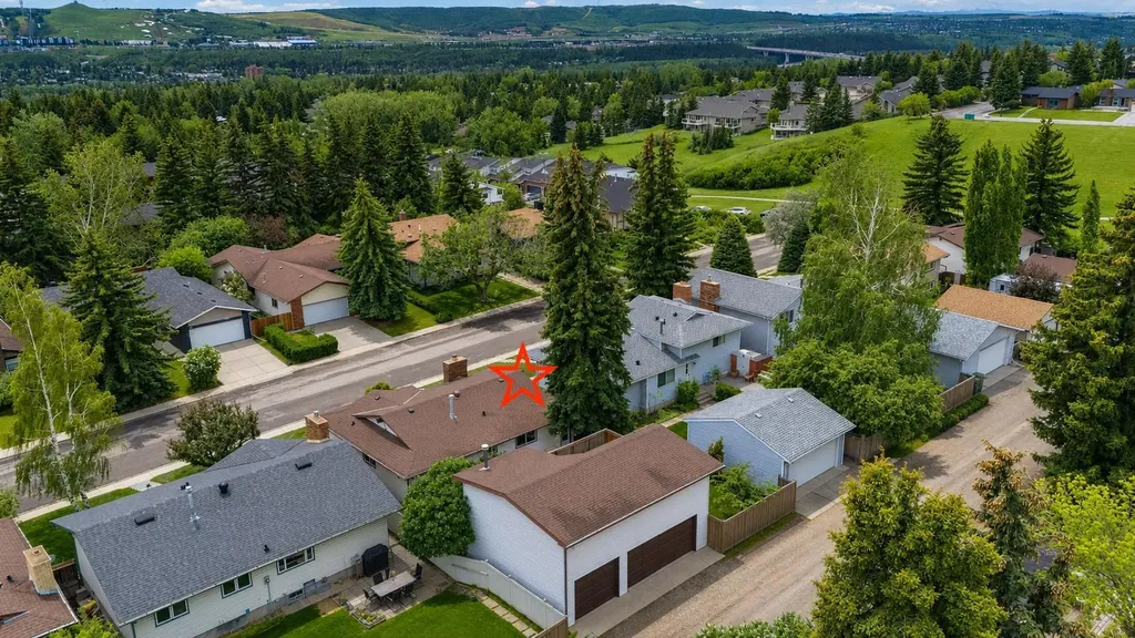 120 Silverthorn Way NW Calgary AB T3B 4K3