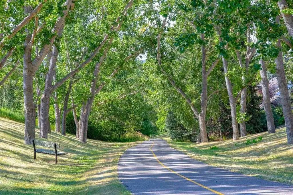 120 Silverthorn Way NW Calgary AB T3B 4K3