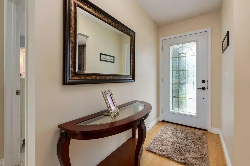120 Silverthorn Way NW Calgary AB T3B 4K3