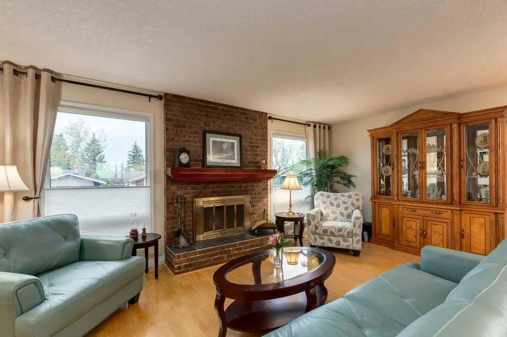 120 Silverthorn Way NW Calgary AB T3B 4K3