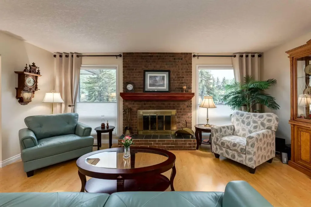 120 Silverthorn Way NW Calgary AB T3B 4K3