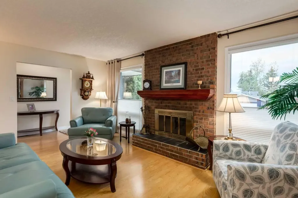 120 Silverthorn Way NW Calgary AB T3B 4K3