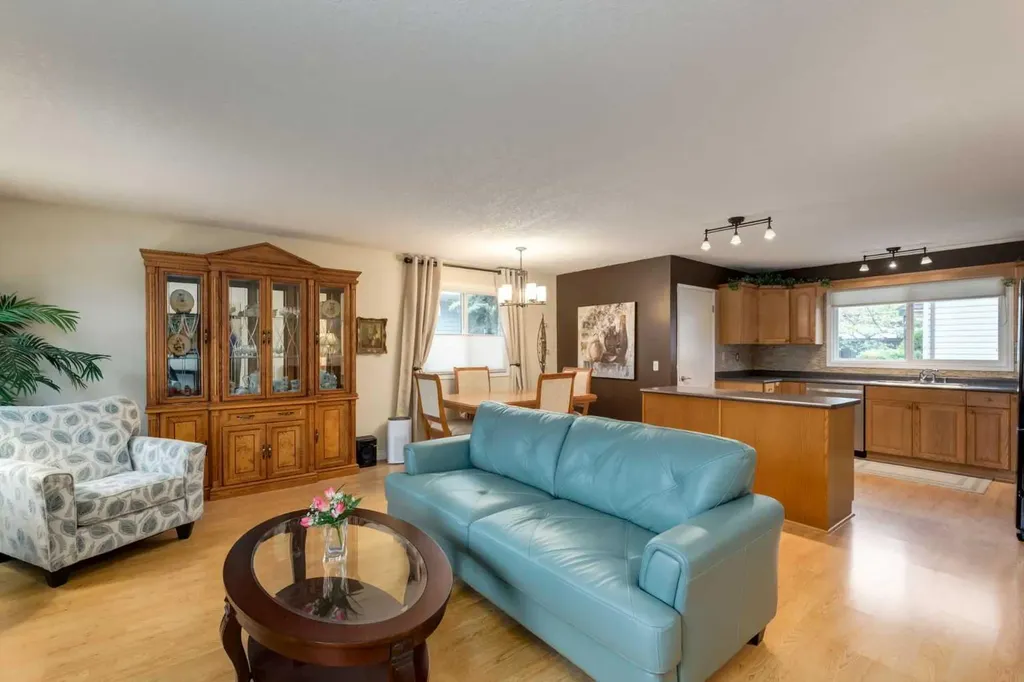 120 Silverthorn Way NW Calgary AB T3B 4K3