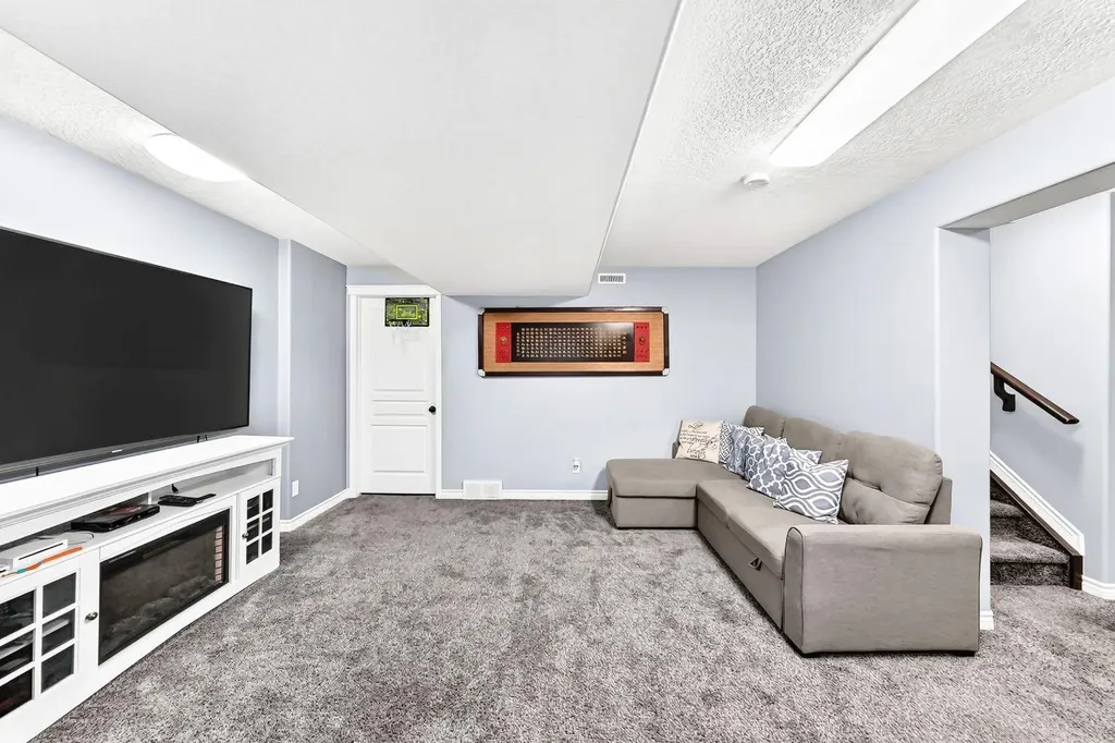116 Kingsland Court SE Airdrie AB T4A 0E5
