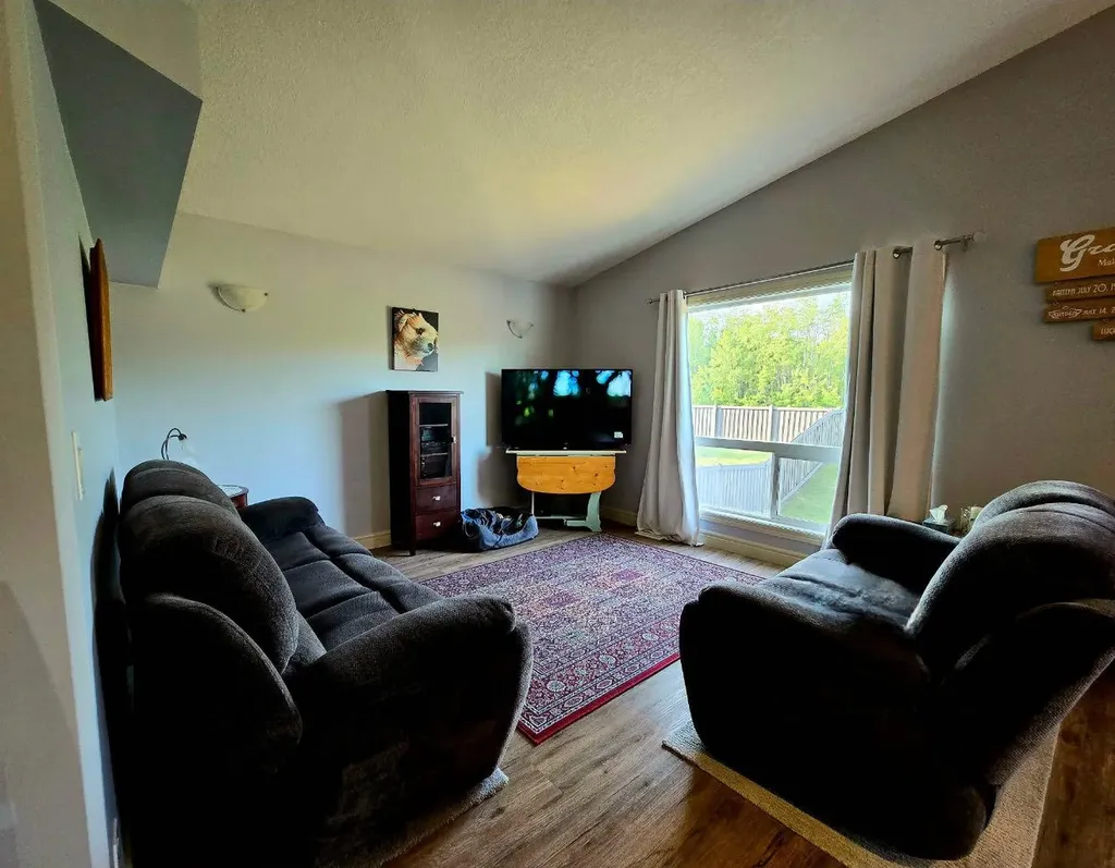 8563 69 Avenue Grande Prairie AB T8X 0C8