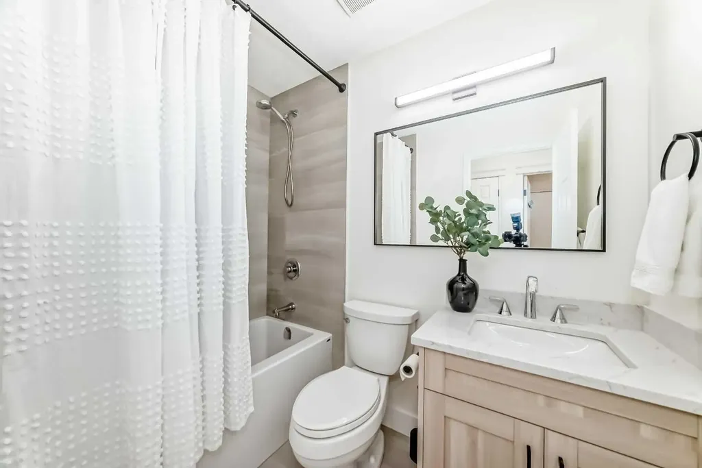 161 West Creek Pond Chestermere AB T1X 1H4