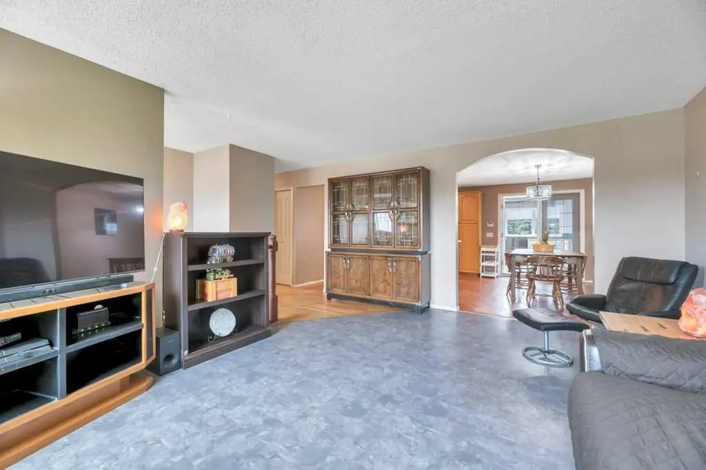 41 Brentwood Drive Strathmore AB T1P 1H9