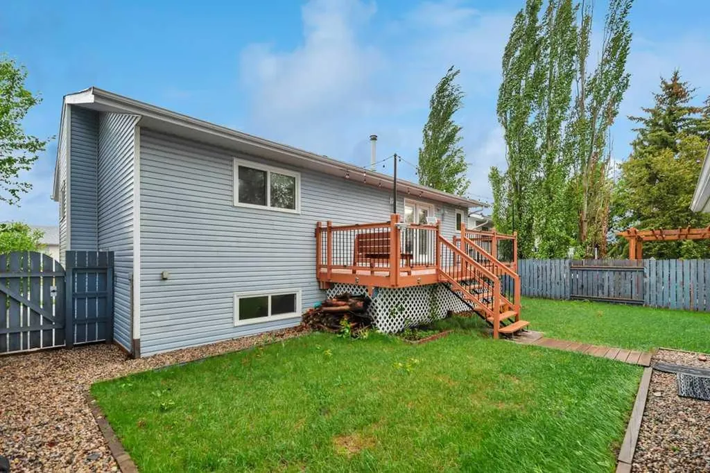 119 Strathaven Crescent Strathmore AB T1P 1M2