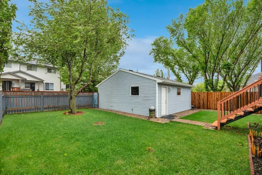 119 Strathaven Crescent Strathmore AB T1P 1M2