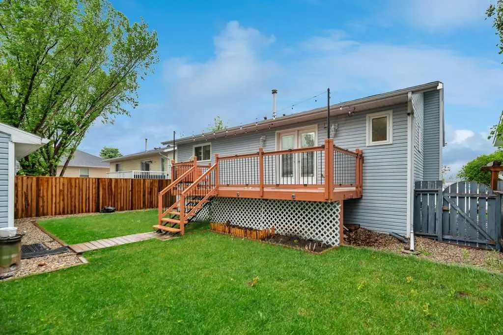 119 Strathaven Crescent Strathmore AB T1P 1M2