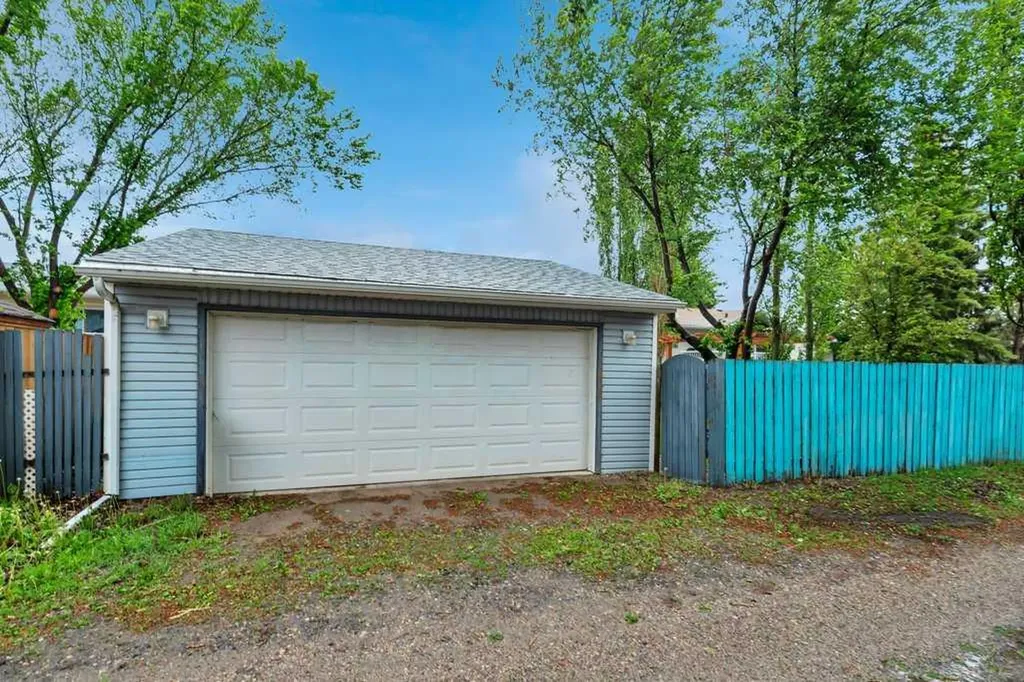 119 Strathaven Crescent Strathmore AB T1P 1M2