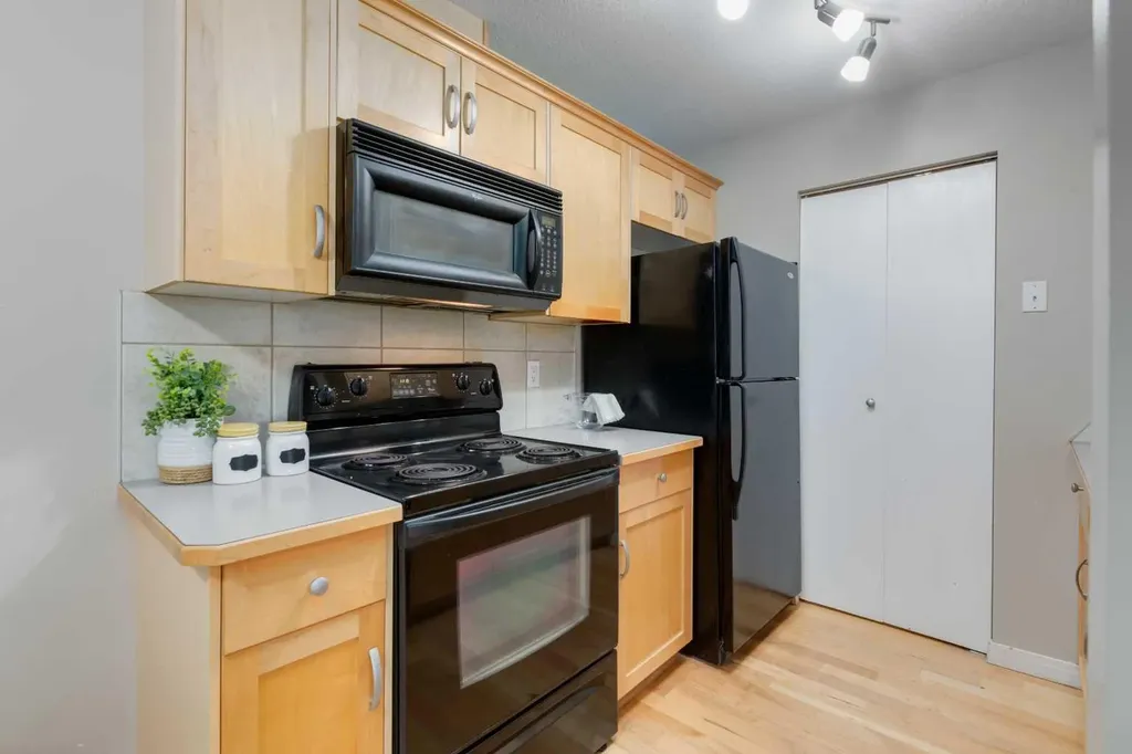 13045 6 Street SW Calgary AB T2W 5H1