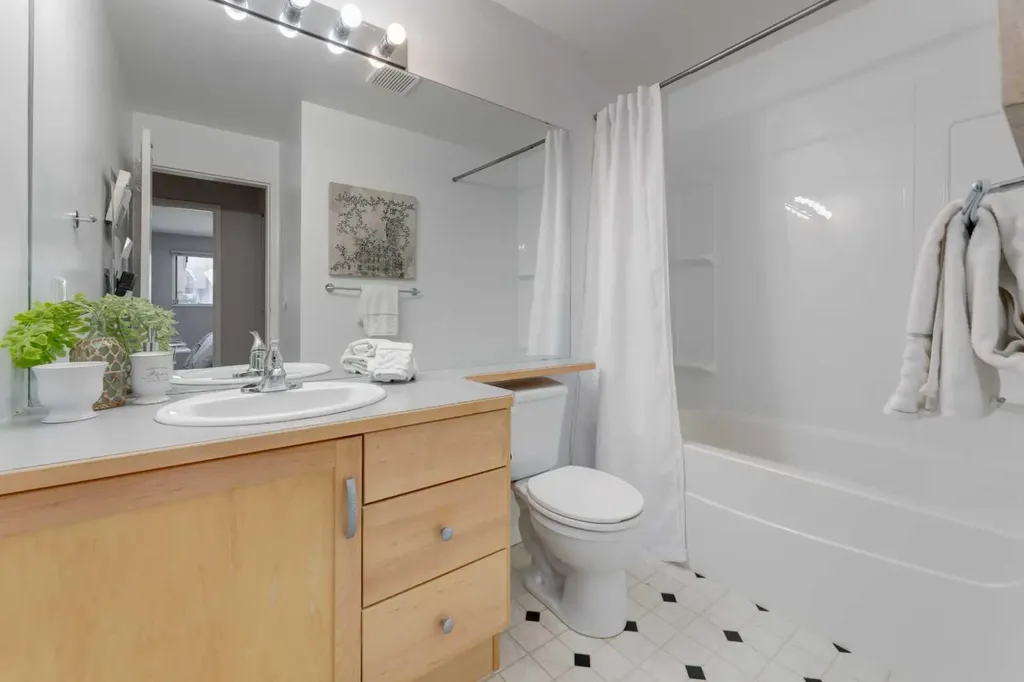 13045 6 Street SW Calgary AB T2W 5H1