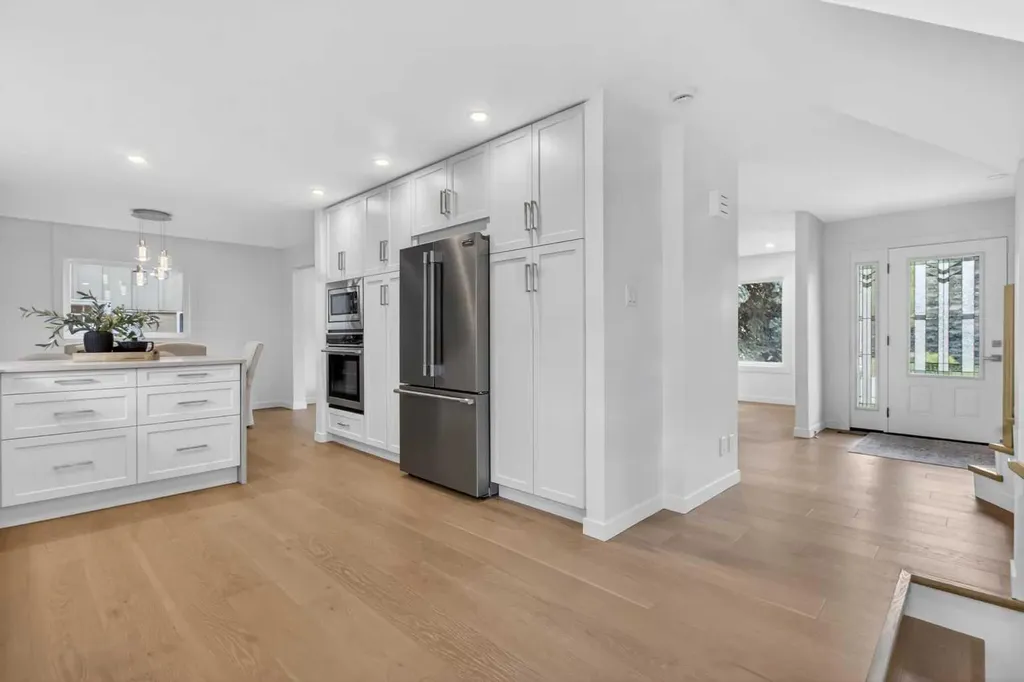 928 Maplecroft Road SE Calgary AB T2J 1W8