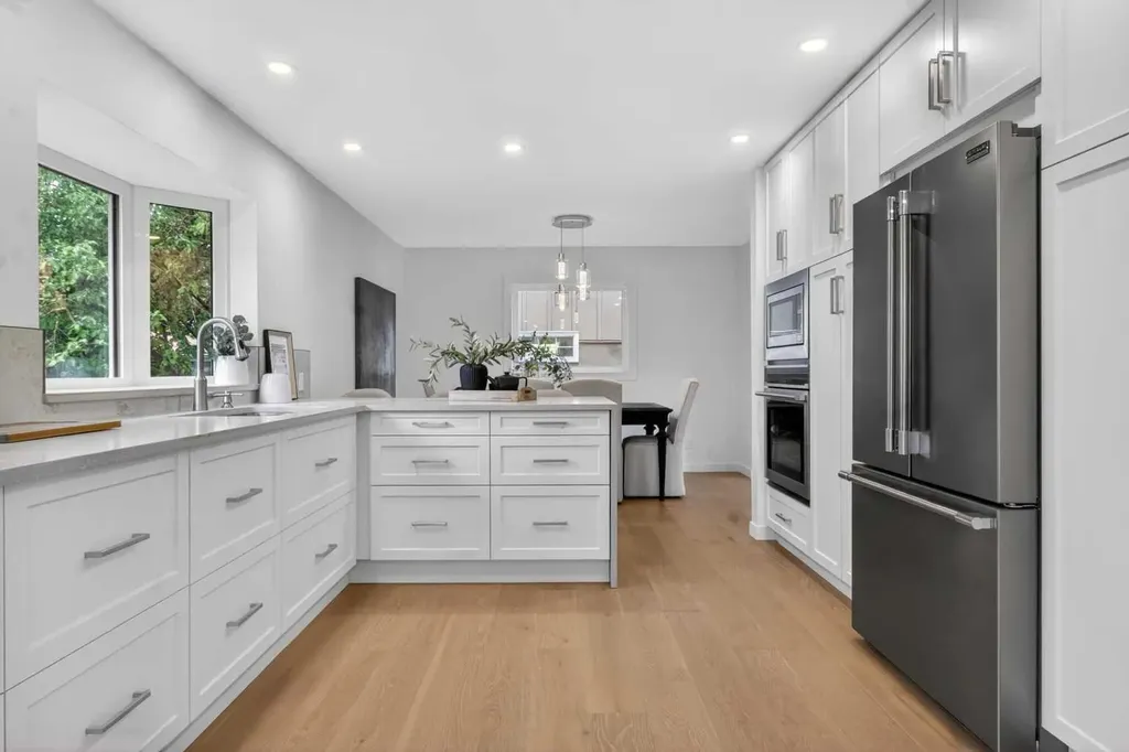 928 Maplecroft Road SE Calgary AB T2J 1W8