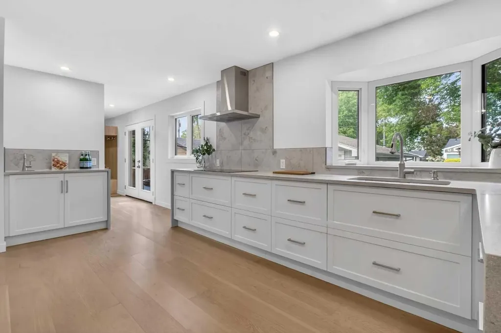 928 Maplecroft Road SE Calgary AB T2J 1W8
