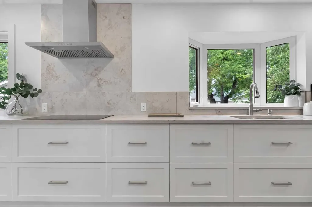 928 Maplecroft Road SE Calgary AB T2J 1W8