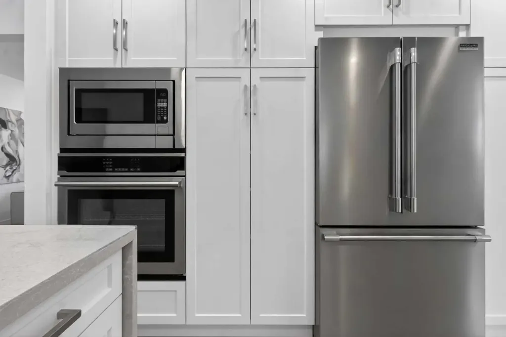 928 Maplecroft Road SE Calgary AB T2J 1W8