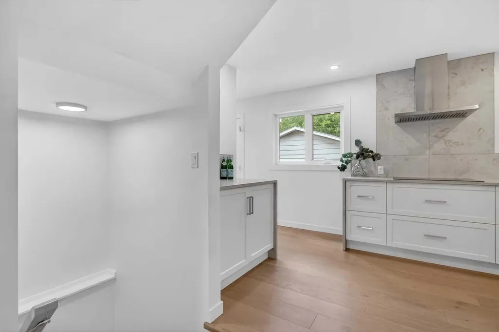 928 Maplecroft Road SE Calgary AB T2J 1W8