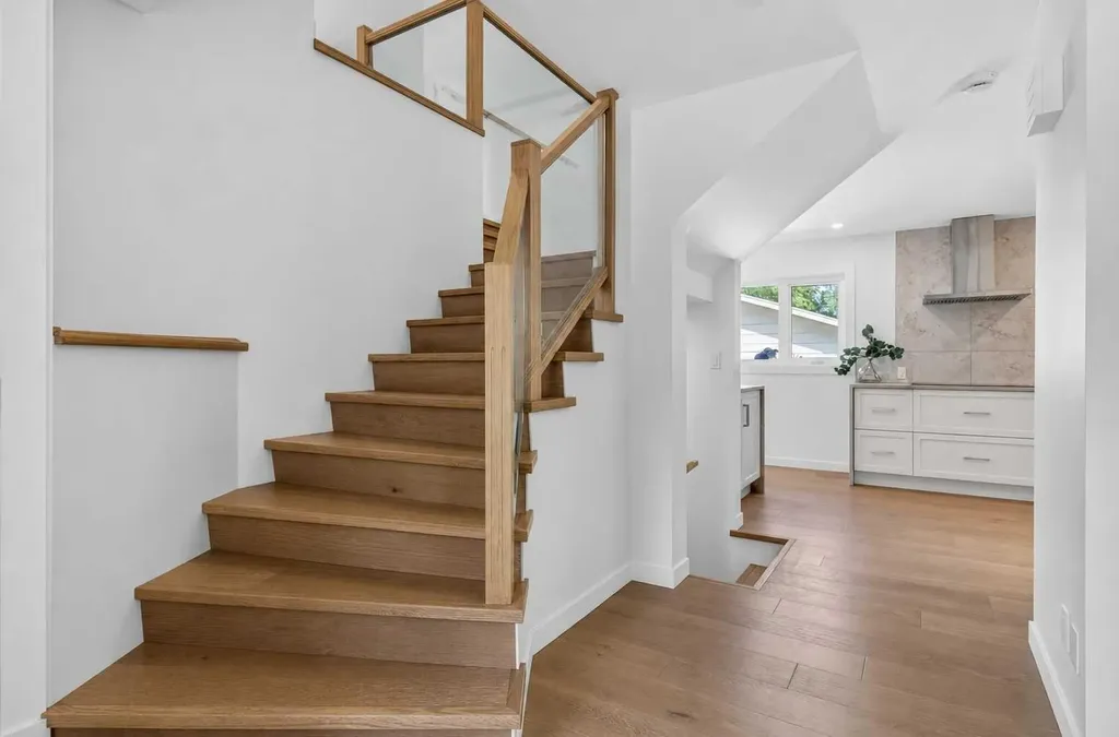 928 Maplecroft Road SE Calgary AB T2J 1W8