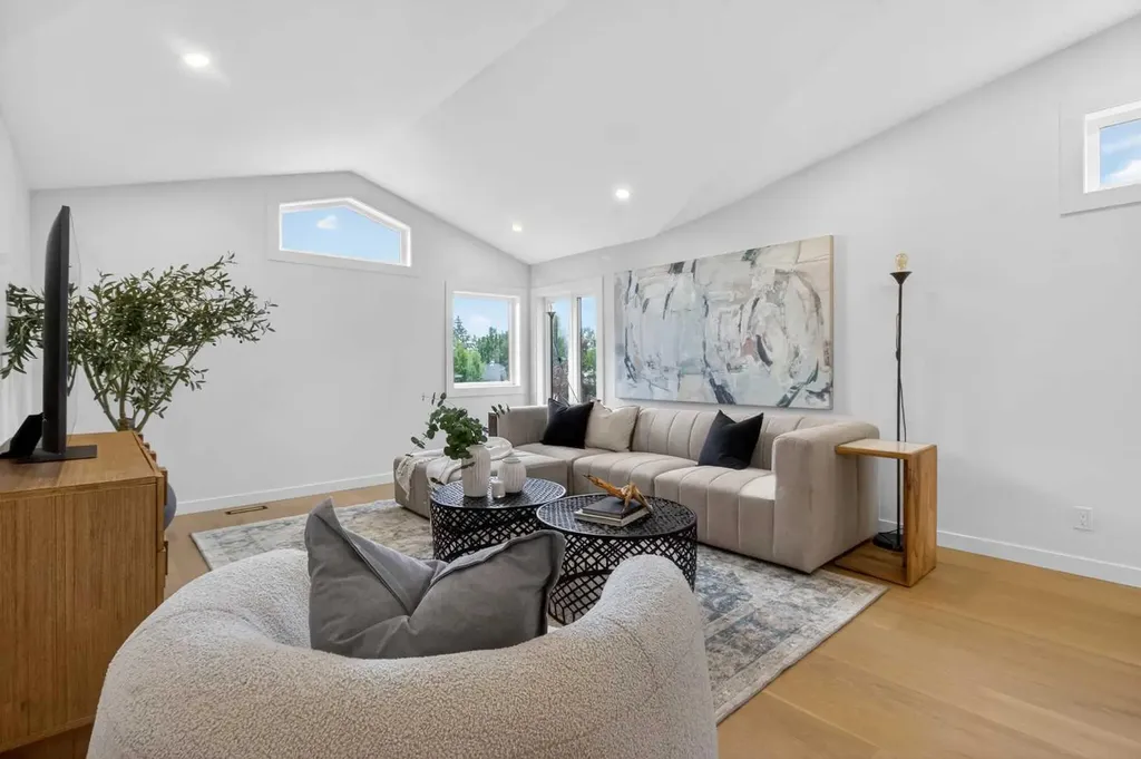 928 Maplecroft Road SE Calgary AB T2J 1W8