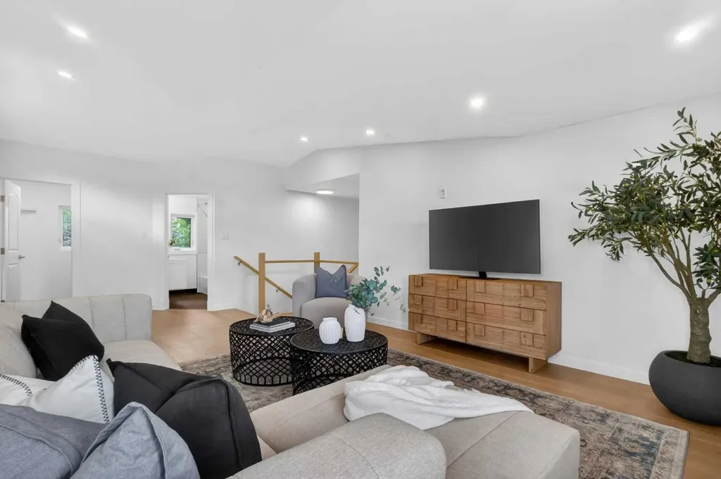 928 Maplecroft Road SE Calgary AB T2J 1W8