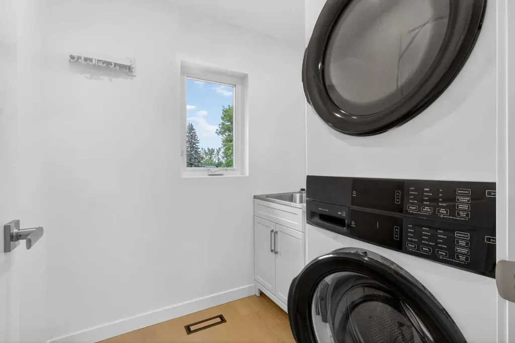 928 Maplecroft Road SE Calgary AB T2J 1W8