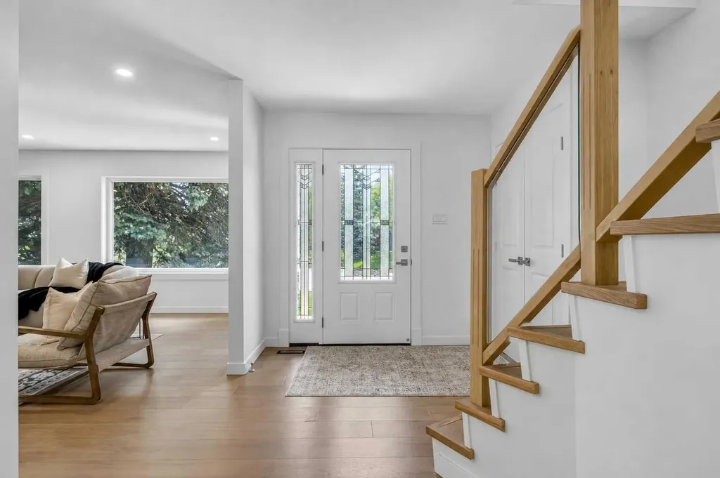 928 Maplecroft Road SE Calgary AB T2J 1W8