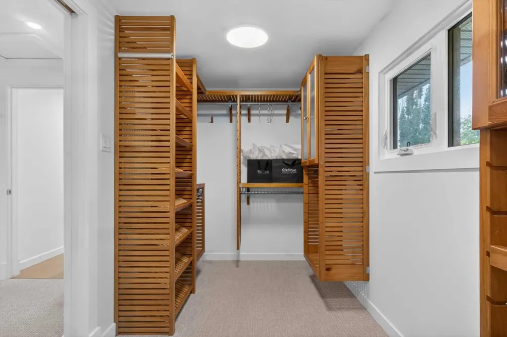 928 Maplecroft Road SE Calgary AB T2J 1W8