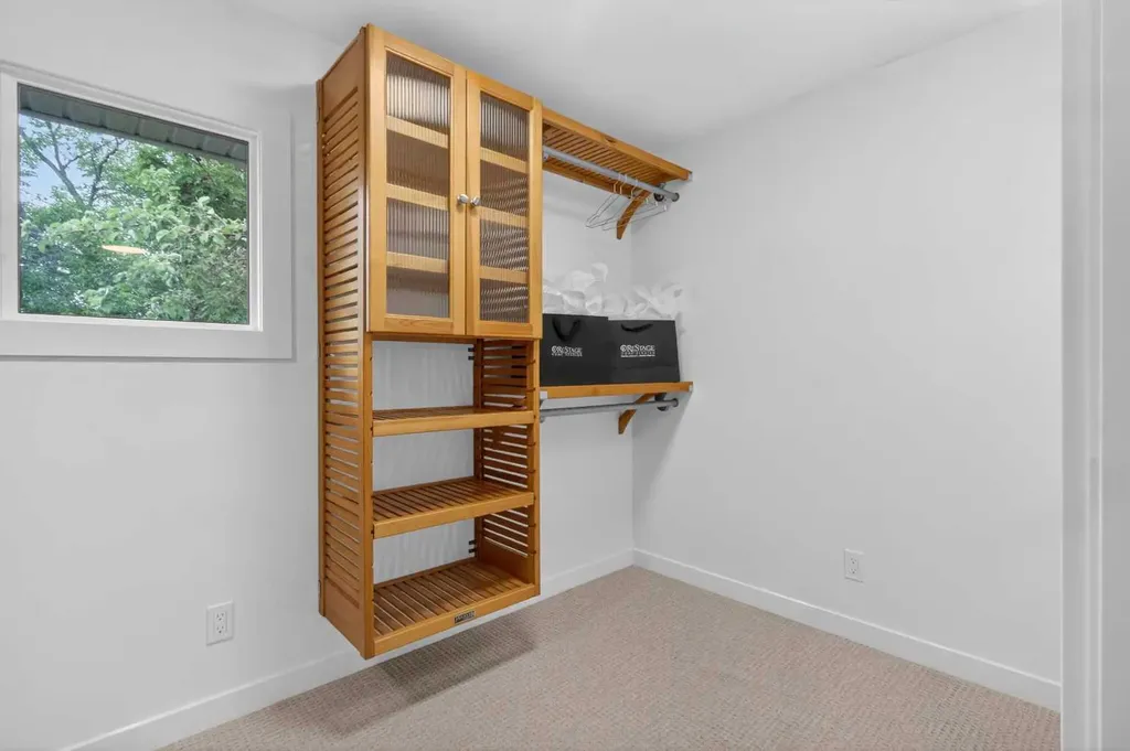 928 Maplecroft Road SE Calgary AB T2J 1W8