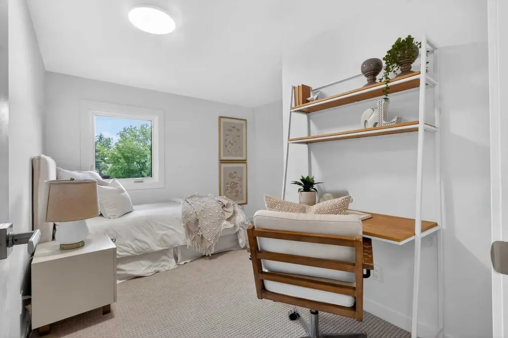 928 Maplecroft Road SE Calgary AB T2J 1W8