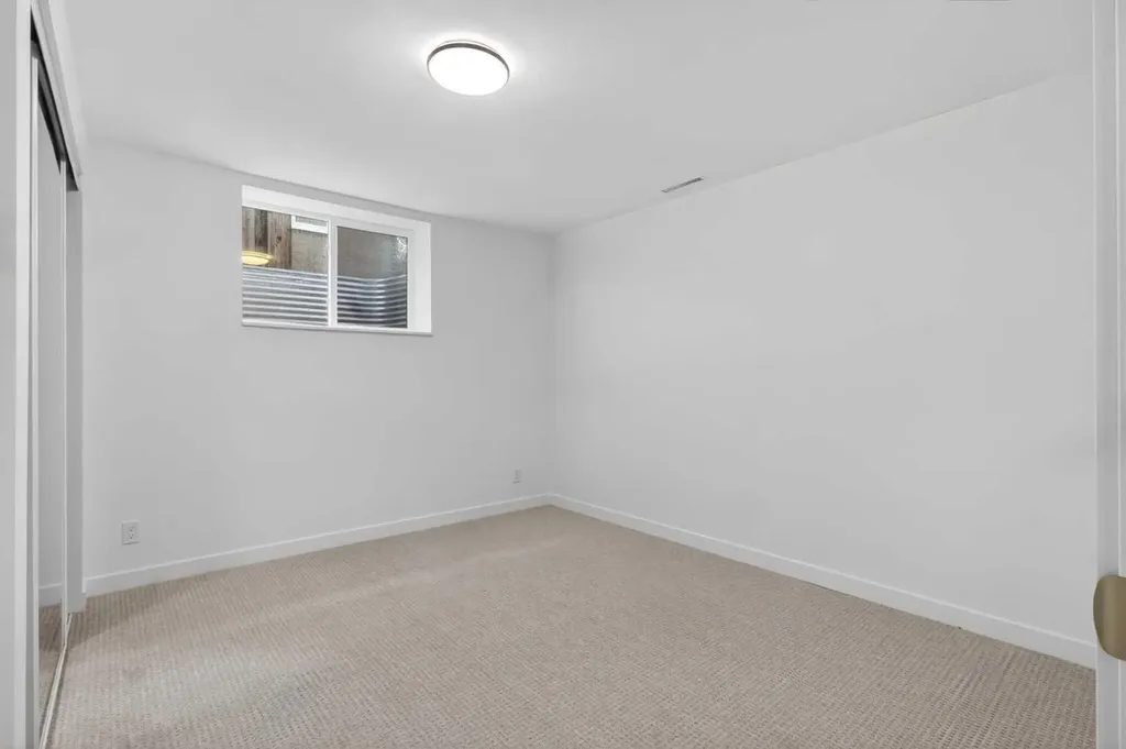 928 Maplecroft Road SE Calgary AB T2J 1W8