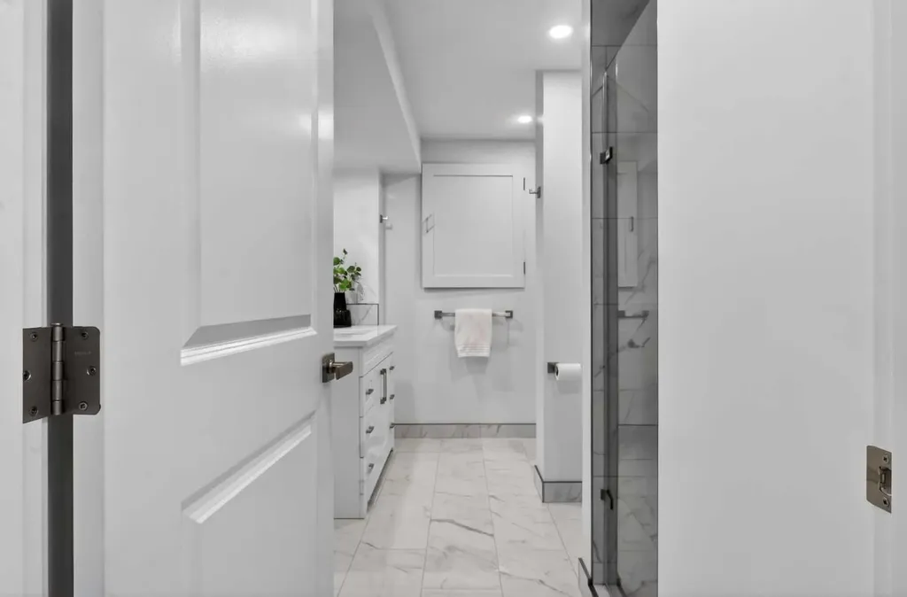 928 Maplecroft Road SE Calgary AB T2J 1W8