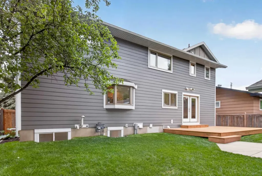 928 Maplecroft Road SE Calgary AB T2J 1W8
