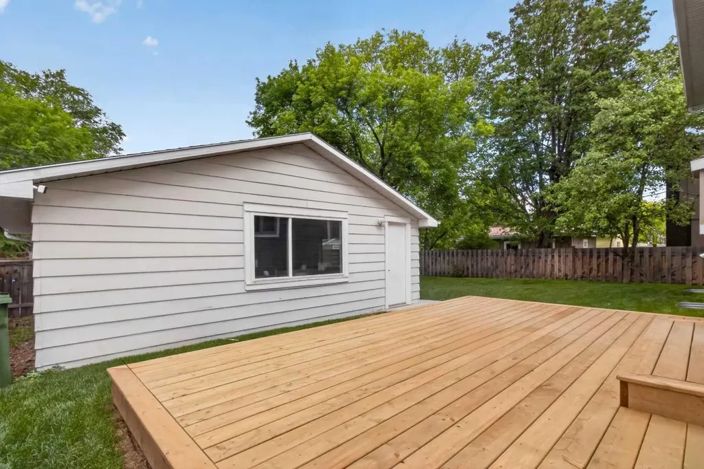 928 Maplecroft Road SE Calgary AB T2J 1W8