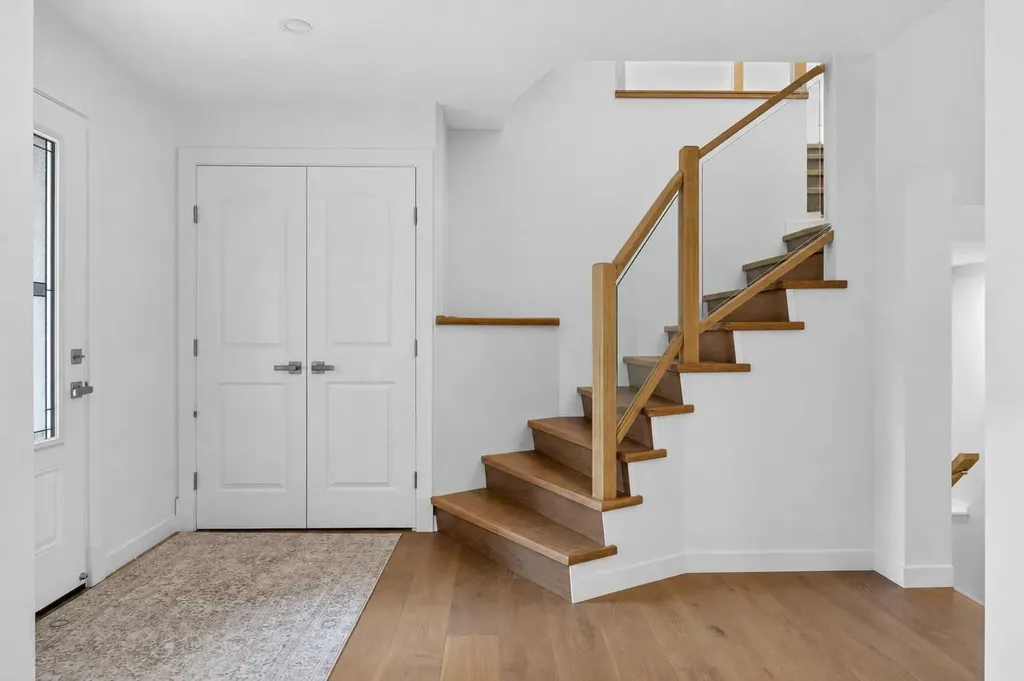 928 Maplecroft Road SE Calgary AB T2J 1W8