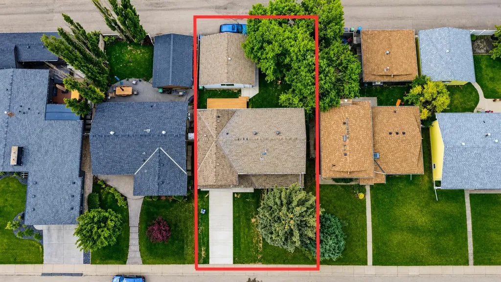 928 Maplecroft Road SE Calgary AB T2J 1W8