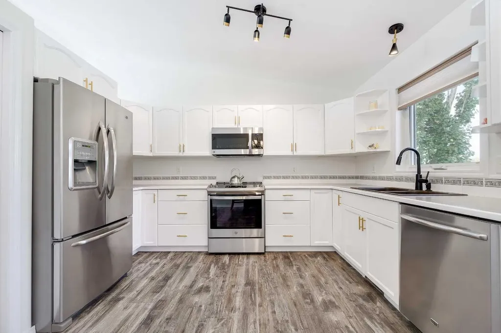 50 Livingston Close Lacombe AB T4L 2J3
