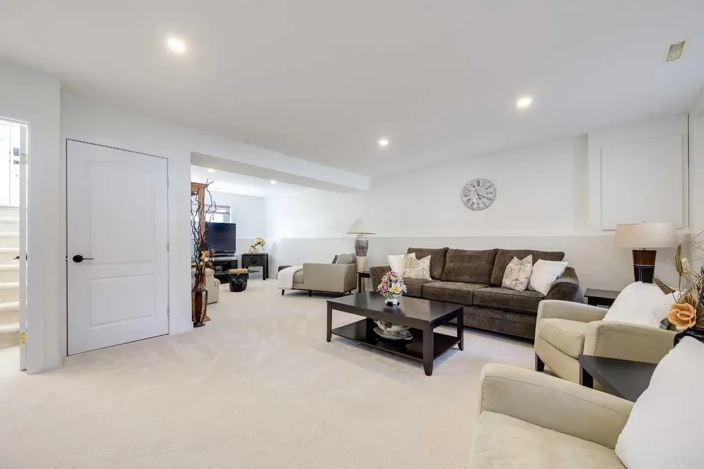 50 Livingston Close Lacombe AB T4L 2J3